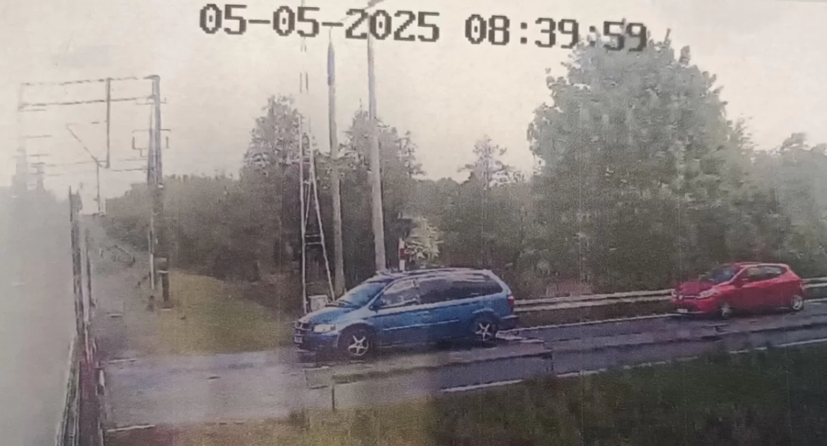 Policja - komunikaty policyjne, Wypadek przejeździe kolejowym Aleksandrowie Kujawskim Policja szuka świadków kierowców dwóch - zdjęcie, fotografia