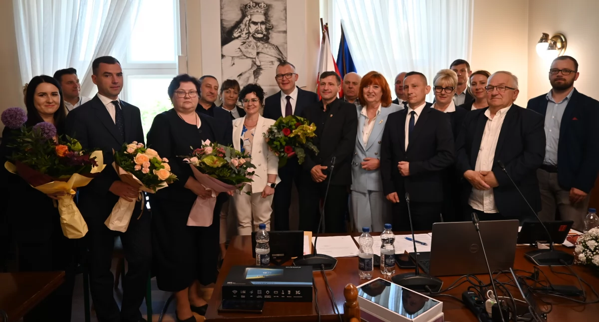 Polityka, Pełne zaufanie absolutorium Burmistrza Tomasza Chymkowskiego jednogłośna decyzja Brześć Kujawski stawia rozwój - zdjęcie, fotografia