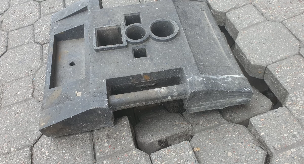 Ludzie_, Niebezpieczna pułapka centrum Włocławka Uwaga dziurę chodniku - zdjęcie, fotografia