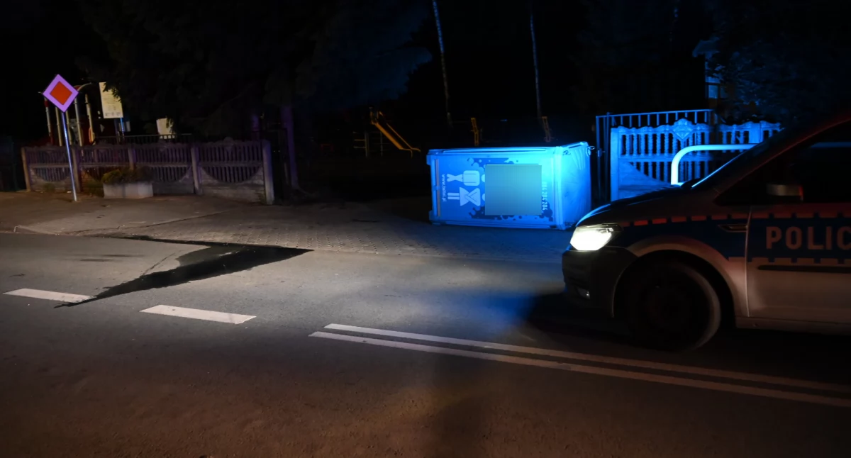 Ludzie_, Toaleta drodze pasach Smólniku Zaskakująca interwencja policji późnym wieczorem - zdjęcie, fotografia