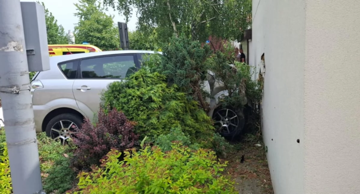 Pożary interwencje straży , Samochód wjechał Kowalu aucie było dziecko - zdjęcie, fotografia