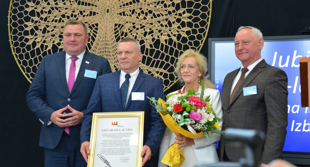 Szkoły średnie, lecie Liceum Kasprowicza Izbicy Kujawskiej wzruszające spotkanie pokoleń - zdjęcie, fotografia