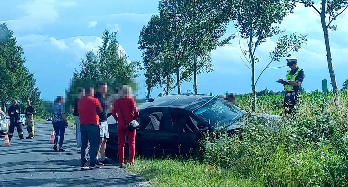 Wypadki drogowe, latek prawa jazdy zabrał Wiózł kolegę bagażniku - zdjęcie, fotografia