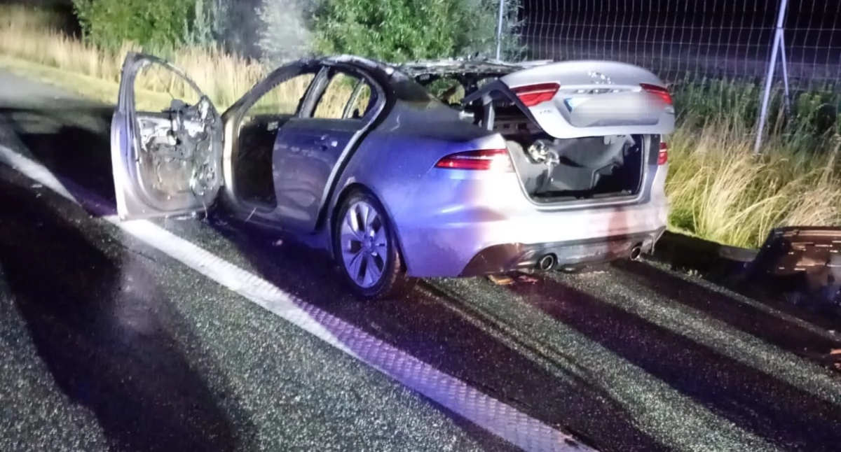 Wypadki drogowe, Ogień autostradzie Jaguar stanął płomieniach - zdjęcie, fotografia