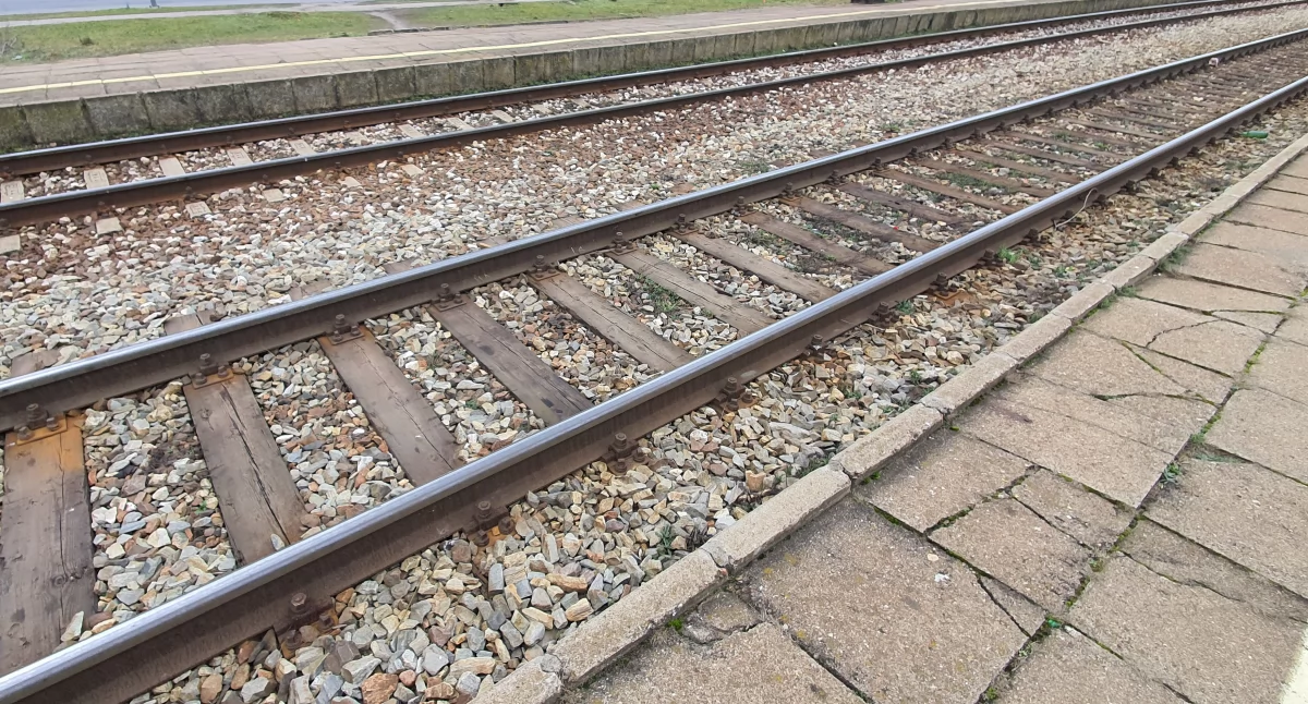 Wypadki drogowe, Wypadek przejeździe kolejowym Niebezpieczne zderzenie osobówki pociągiem regionie - zdjęcie, fotografia