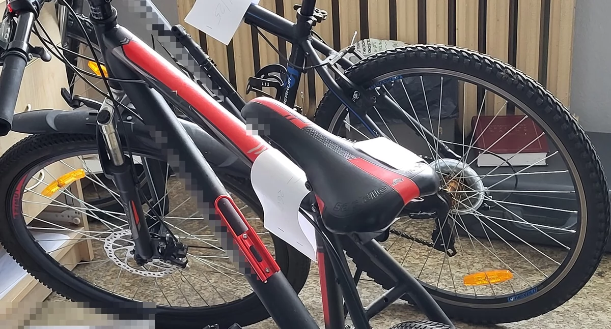 Policja - komunikaty policyjne, Rowerowy złodziej rękach policji latek przyłapany gorącym uczynku Włocławku - zdjęcie, fotografia
