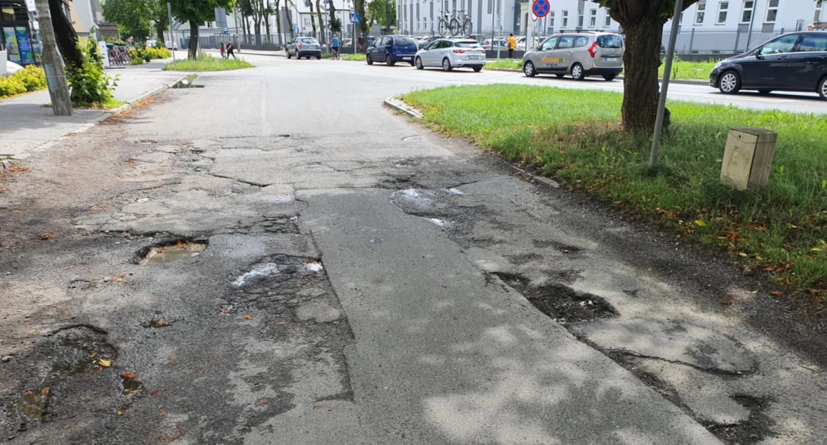 Ludzie_, Parking pułapka Mieszkaniec Włocławka oburzony stanem nawierzchni - zdjęcie, fotografia