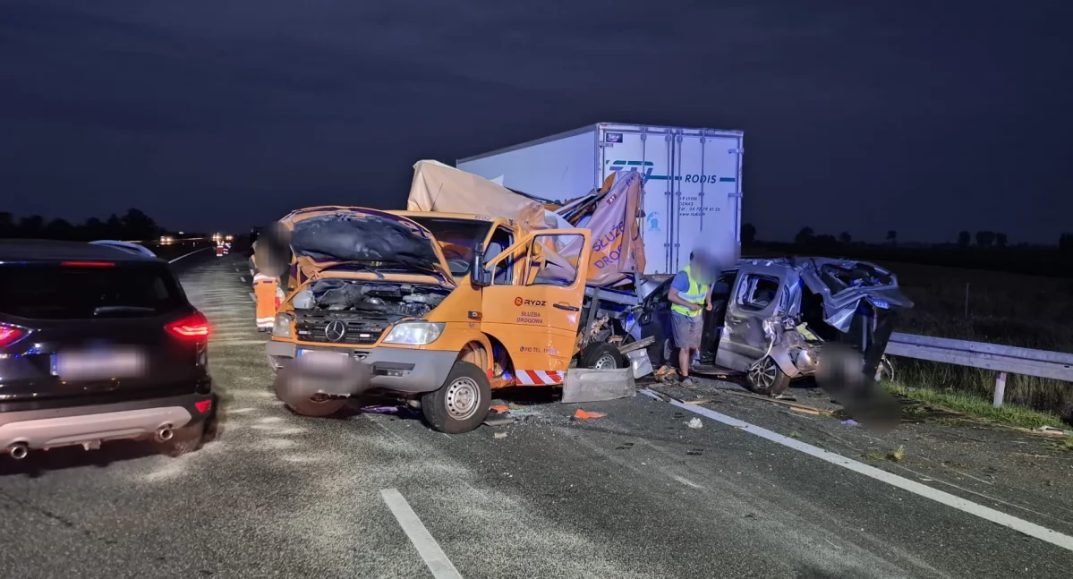 Wypadki drogowe, Karambol autostadzie Włocławkiem Zderzyły ciężarowe osobówka - zdjęcie, fotografia