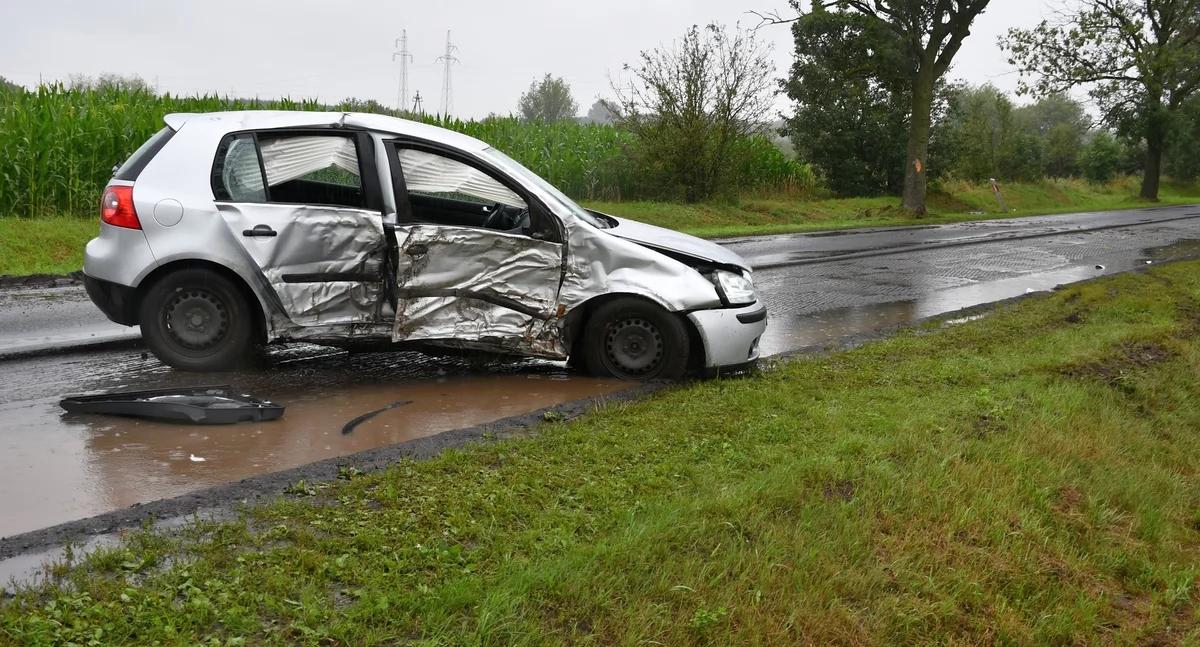 Wypadki drogowe, latek stracił panowanie wjechał drzewo Pasażerka szpitalu - zdjęcie, fotografia