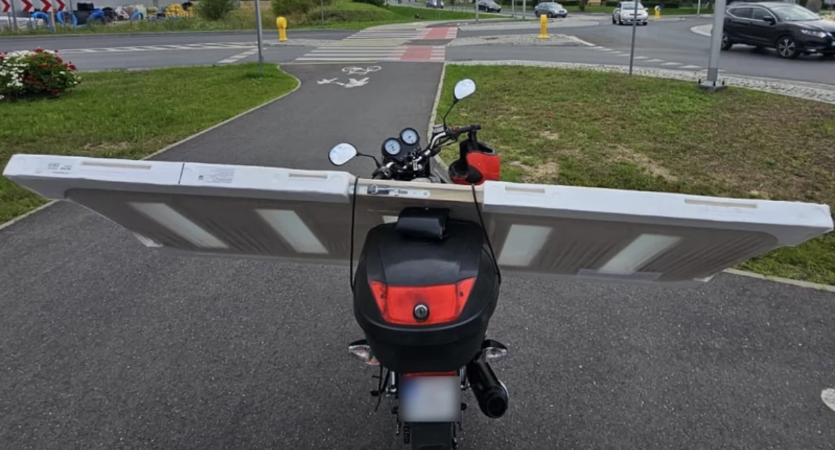Policja - komunikaty policyjne, Nietypowy ładunek motorowerze Policjanci przecierali zdumienia! - zdjęcie, fotografia