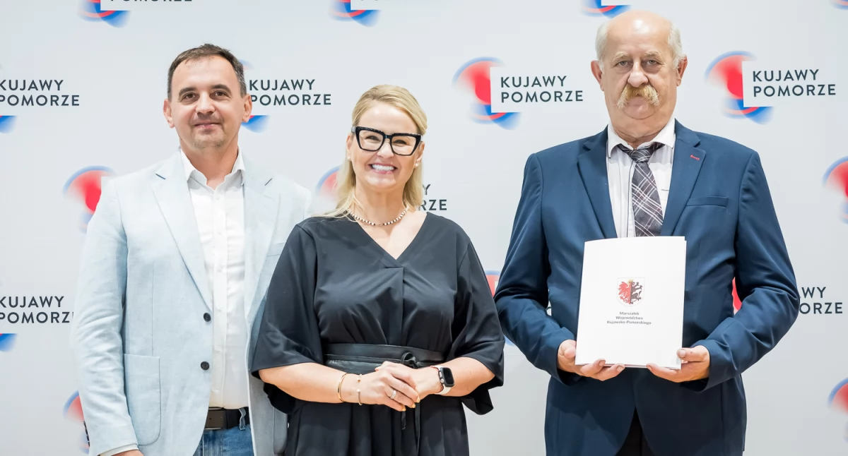 Fot.: Wręczenie umów dotacyjnych na rozbudowę infrastruktury sportowej w regionie, fot. Tomasz Czachorowski/eventphoto.com.pl dla UMWKP