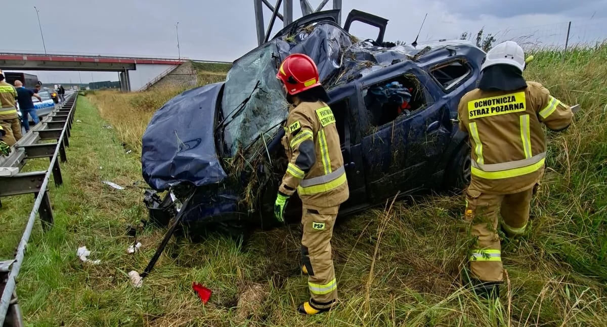 Wypadki drogowe, Wypadek Dąbrówce Osobówka uderzyła słup - zdjęcie, fotografia