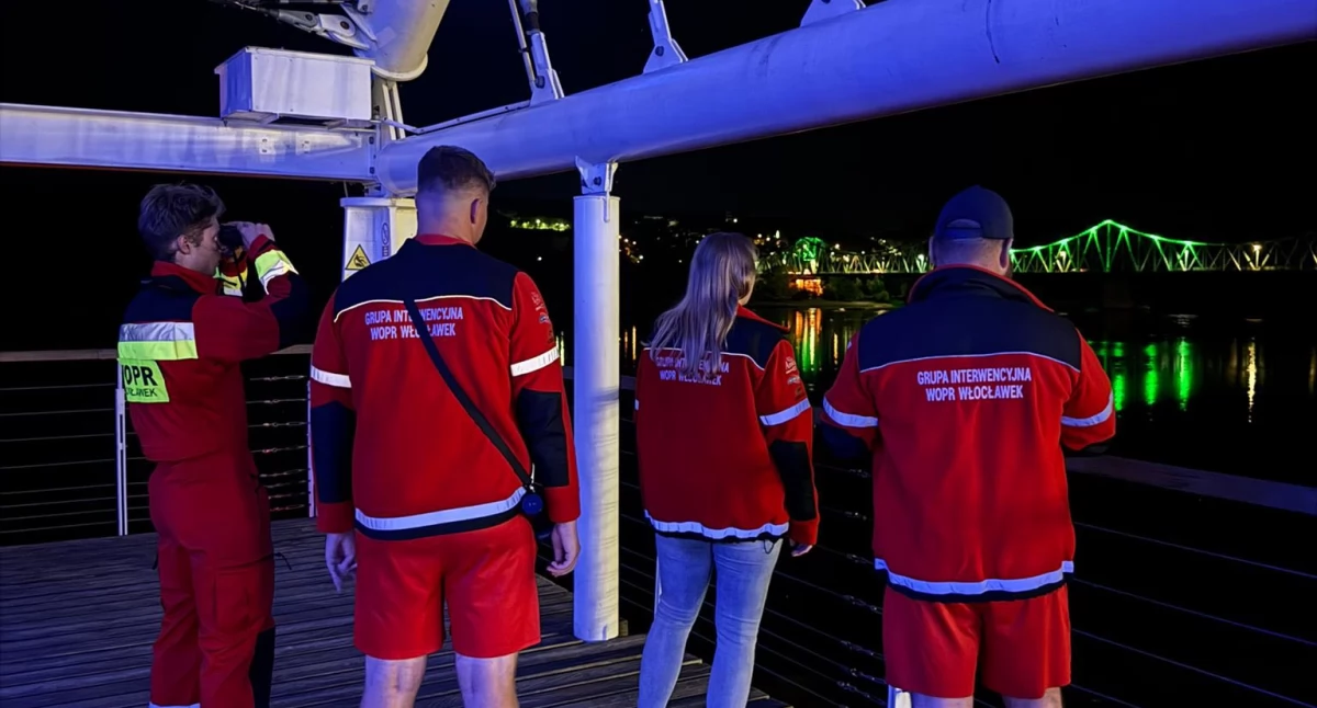 Policja - komunikaty policyjne, Dramatyczny wieczór Wisłą Włocławku Interwencja służb zapobiegła tragedii - zdjęcie, fotografia
