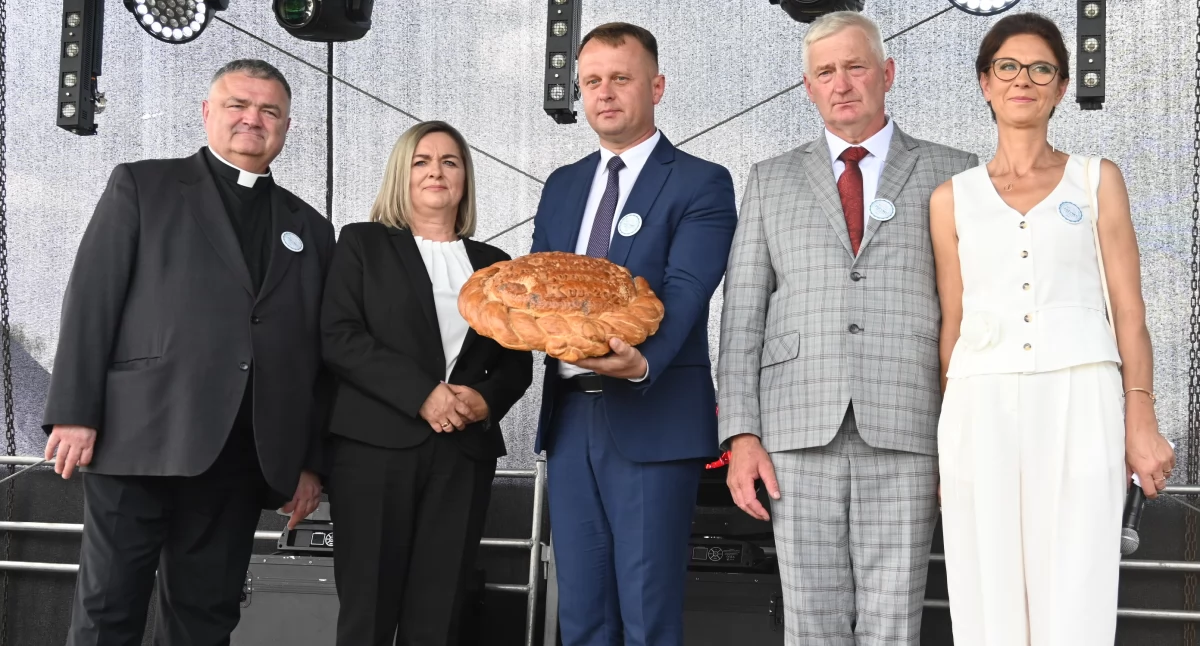 Rolnictwo, Dożynki Lubieniu Kujawskim Piękni Młodzi Capitan POWER święcie plonów - zdjęcie, fotografia
