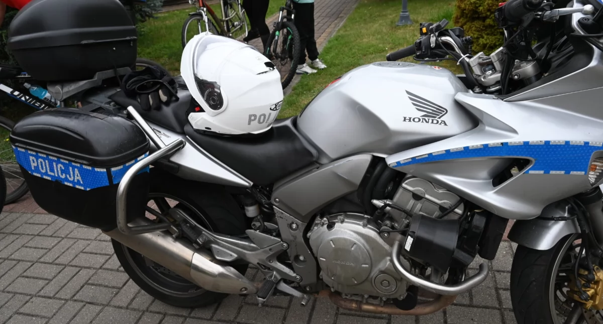 Wypadki drogowe, Zderzenie autobusu autem osobowym Polski osoby podróżowało autobusie - zdjęcie, fotografia