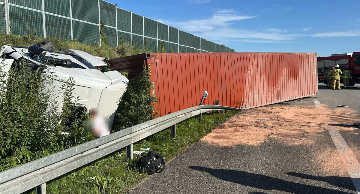 Wypadki drogowe, Wypadek ciężarówki Czerniewiczkach Kierowca szpitalu - zdjęcie, fotografia