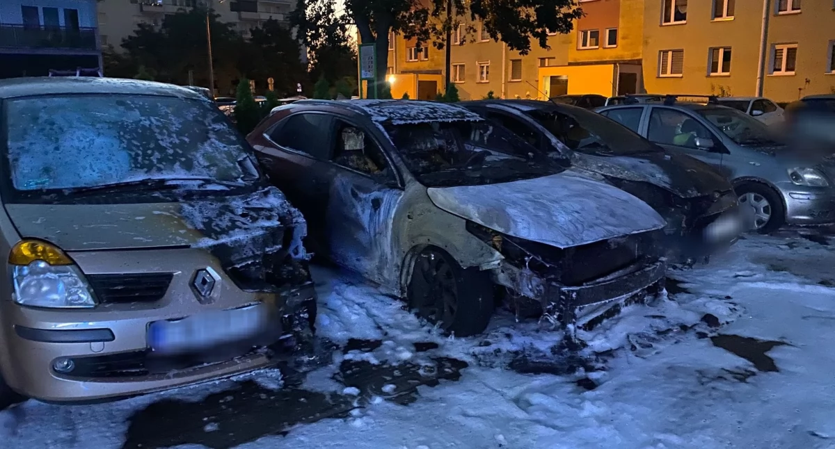Pożary interwencje straży , Pożar samochodów Łanowej Włocławku Cztery uszkodzone - zdjęcie, fotografia