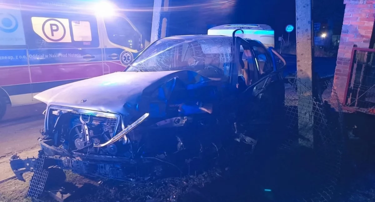 Wypadki drogowe, latek pijany kierownicą rozbił mercedesa Uderzył słup ogrodzenie - zdjęcie, fotografia