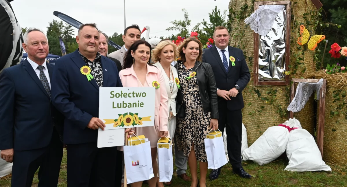 Imprezy, Dożynki Gminno Parafialne Lubaniu Bayera Exaited Kapela Szaconkiem podczas święta plonów - zdjęcie, fotografia