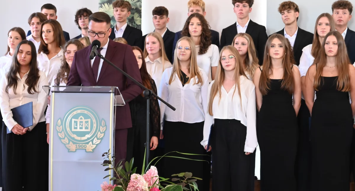 Szkoły średnie, Miejskie rozpoczęcie szkolnego 2025/2026 Szkoła historią która łączy pokolenia [ZDJĘCIA] - zdjęcie, fotografia