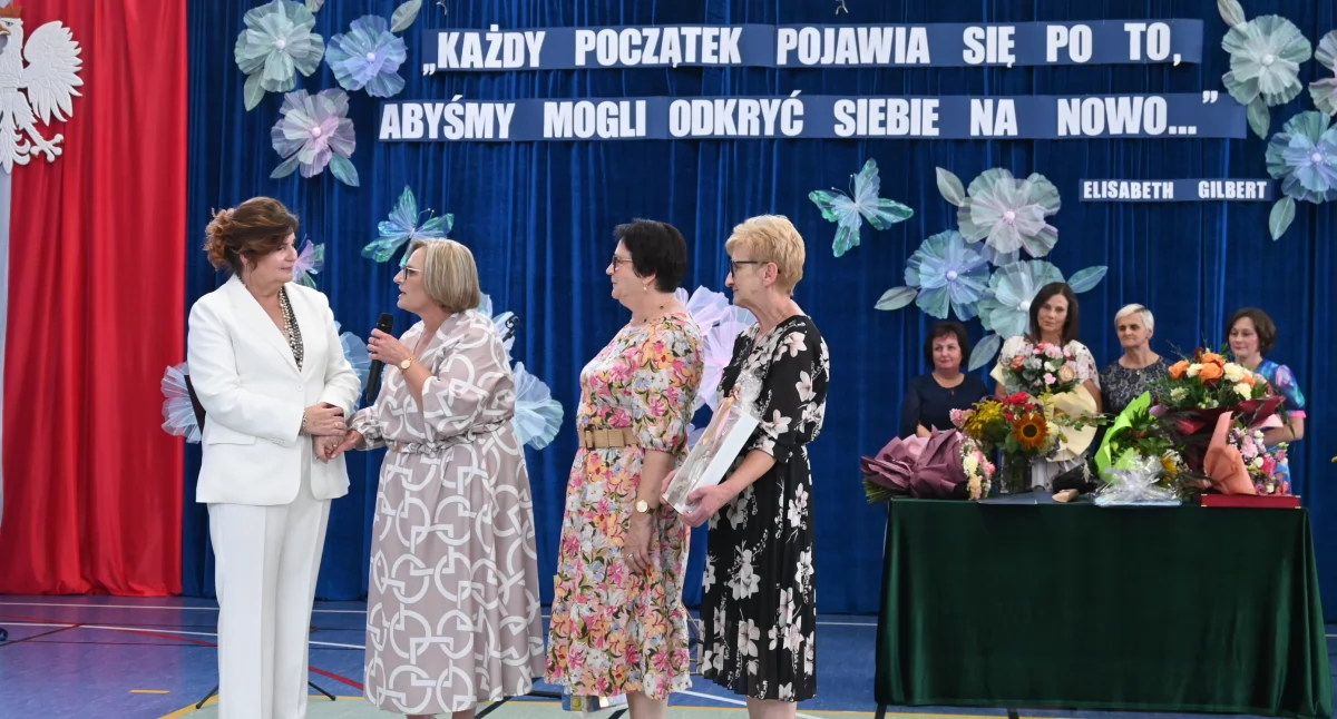 Szkoły podstawowe, Początek koniec pewnej epoki Szkoła Smólniku dziękuje dyrektor Kwiatkowskiej [ZDJĘCIA] - zdjęcie, fotografia