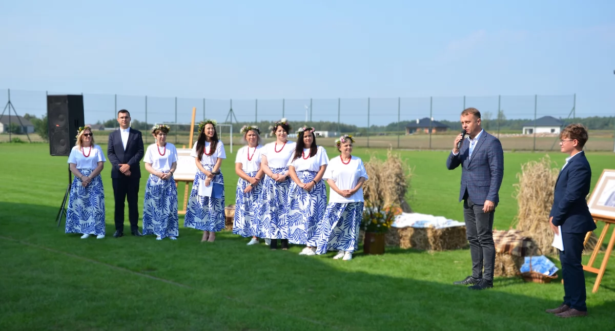 Szkoły podstawowe, Narodowe Czytanie Lubieniu Kujawskim międzypokoleniowy hołd Kochanowskiego [ZDJĘCIA] - zdjęcie, fotografia