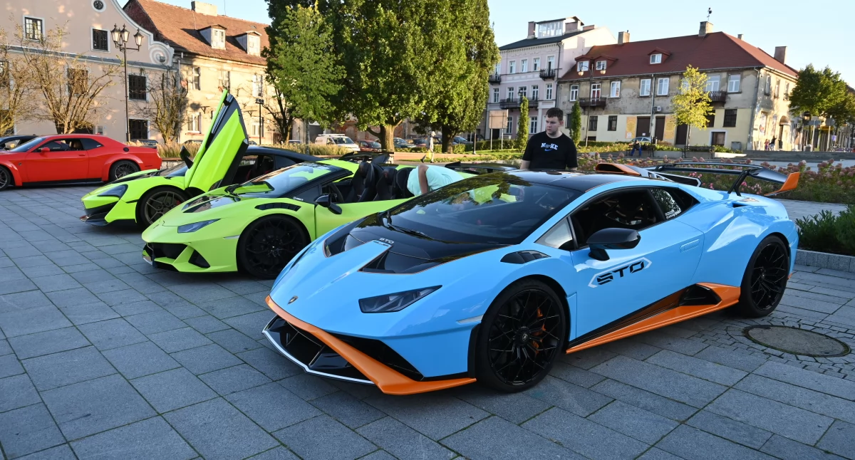 Rajdy motorowe - auta, Lamborghini Ferrari McLaren Starym Rynku Włocławku - zdjęcie, fotografia