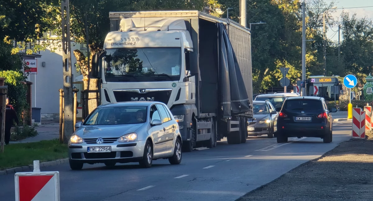 Inwestycje, Ścieżka rowerowa Kaliskiej Włocławku Zwężona jezdnia wielkie emocje - zdjęcie, fotografia
