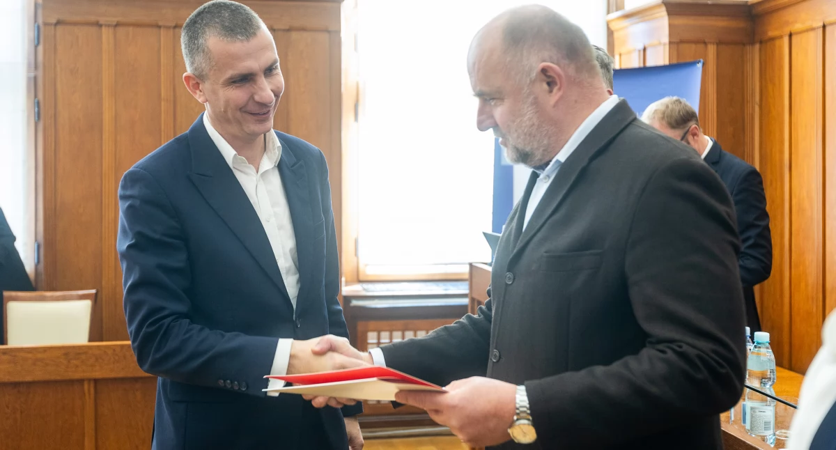 Wręczenie umów FEdKP, 9 października 2025 r., fot. Szymon Zdziebło/tarantoga.pl dla UMWKP