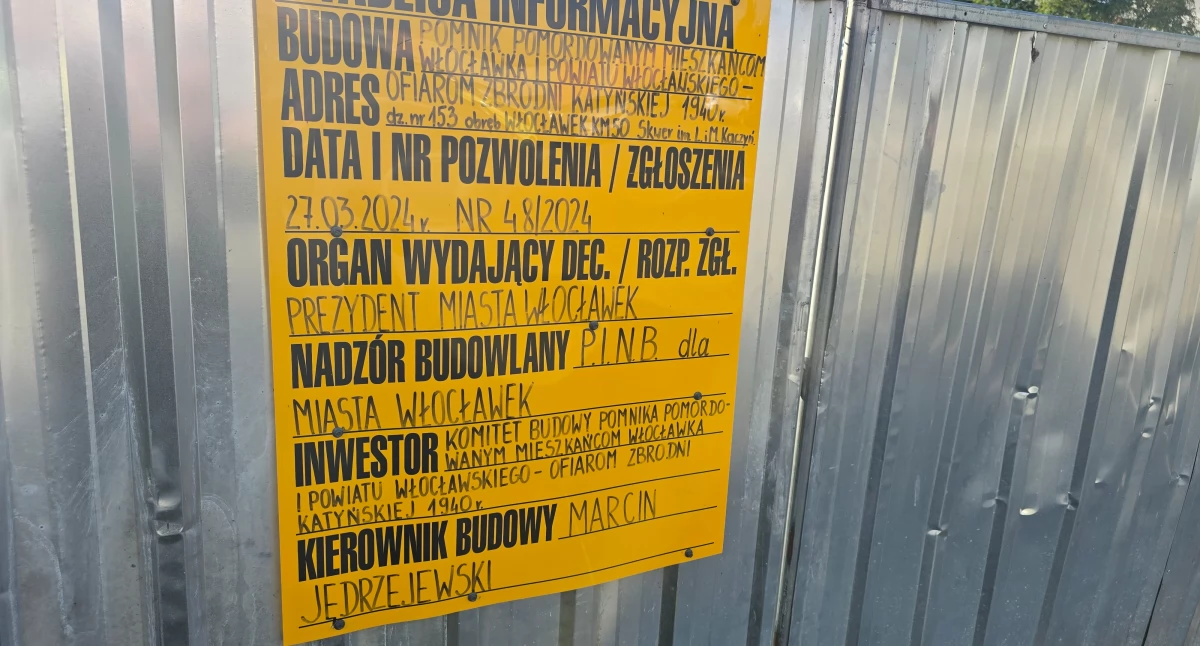 Święta państwowe i religijne, Włocławek wznosi Pomnik Katyński Zielonym Rynku Upamiętni ofiar Włocławka okolic - zdjęcie, fotografia