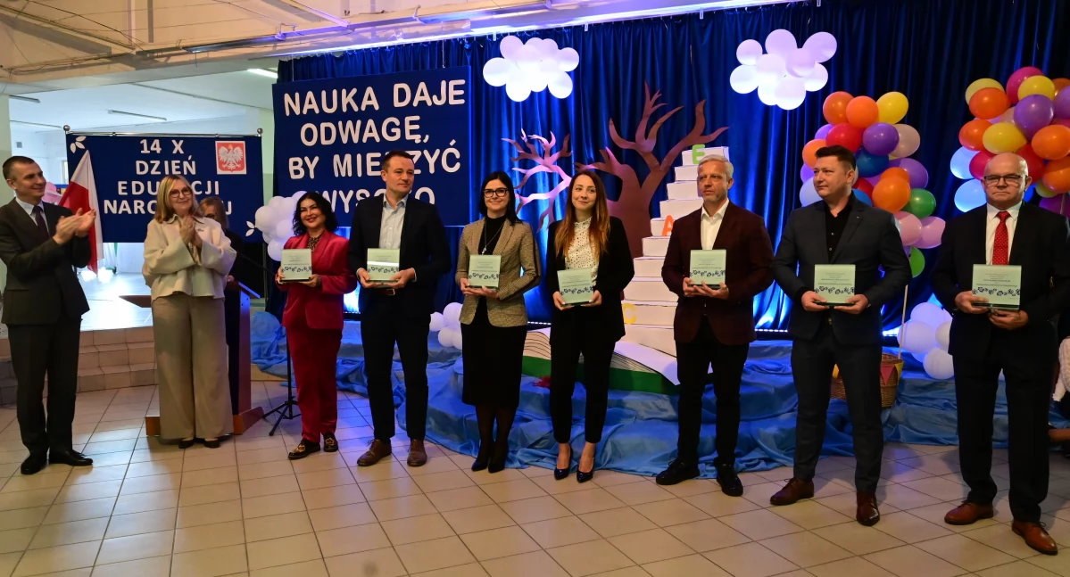 Urząd Miasta, Dzień Nauczyciela Włocławku wyglądało Święto Edukacji Narodowej [ZDJĘCIA] - zdjęcie, fotografia