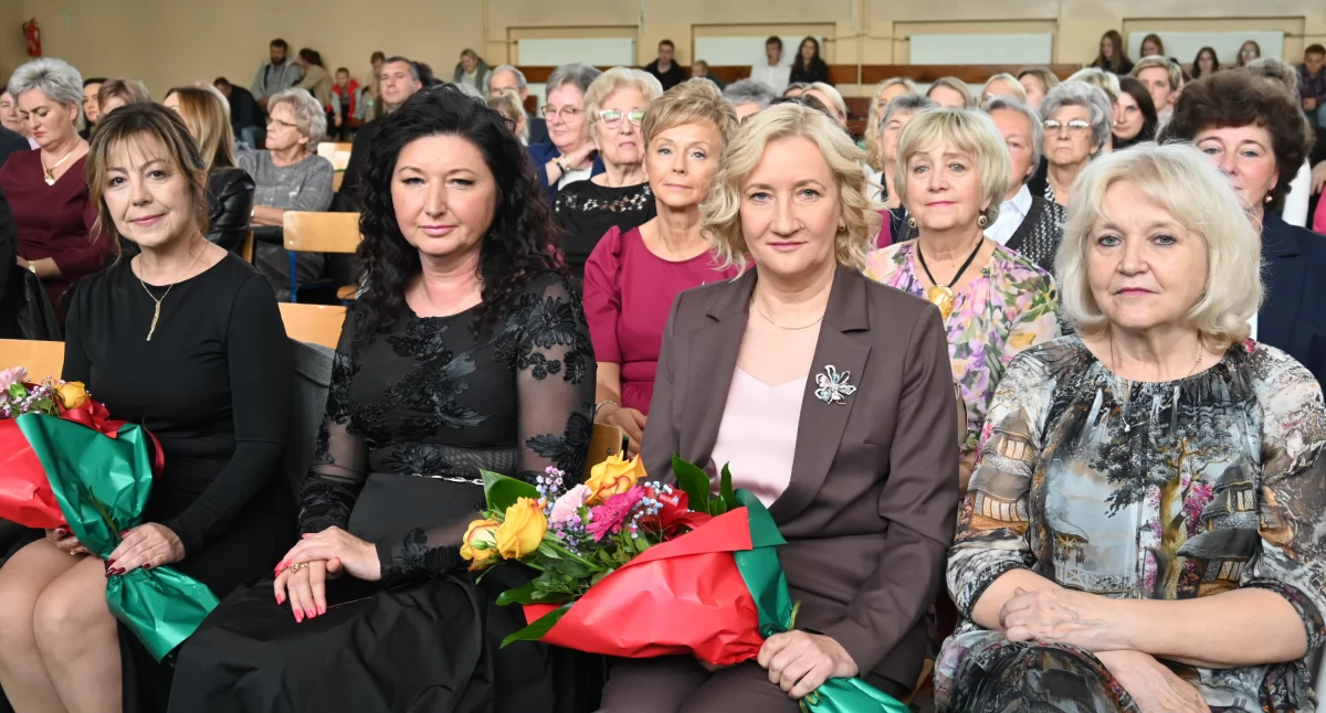 Szkoły podstawowe, Dzień Edukacji Narodowej Lubaniu wdzięczność refleksja misją nauczyciela - zdjęcie, fotografia