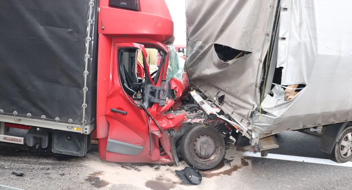 Policja - komunikaty policyjne, Poważny wypadek Zderzyły dostawcze Renault - zdjęcie, fotografia