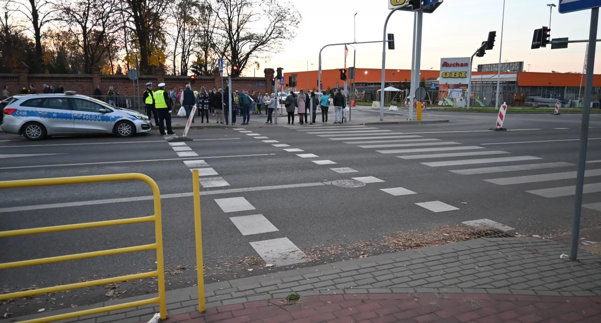 Komunikacja, Wszystkich Świętych Włocławek Zmiany organizacji ruchu cmentarzu - zdjęcie, fotografia
