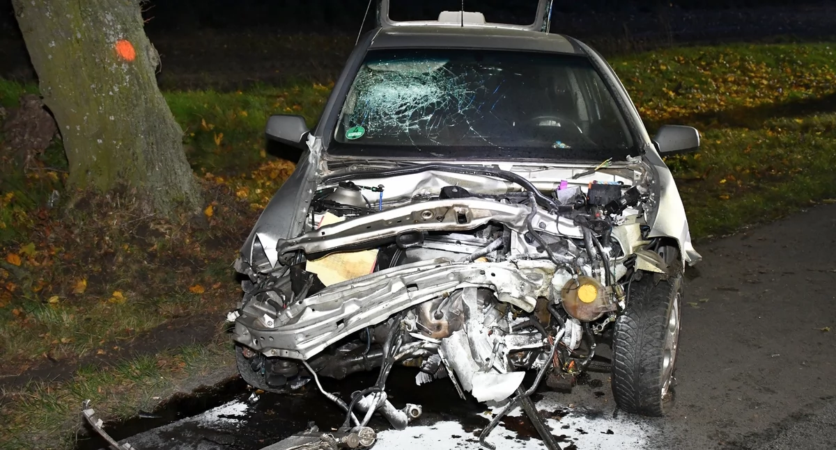 Wypadki drogowe, Nocny wypadek Kościelnej latek kierujący oplem uderzył drzewa Trafił szpitala - zdjęcie, fotografia