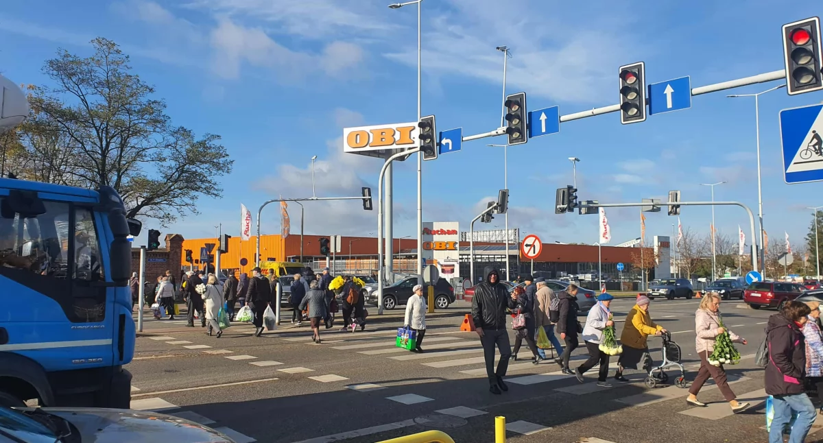 Święta państwowe i religijne, Tłumy cmentarzu Włocławku Parking Mistrzów pełny - zdjęcie, fotografia