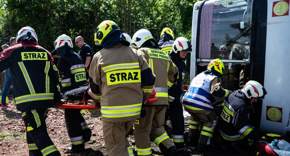 Pożary interwencje straży , Symulacja pożaru szkoły metrów linii gaśniczej manewry strażaków Brześciu Kujawskim - zdjęcie, fotografia