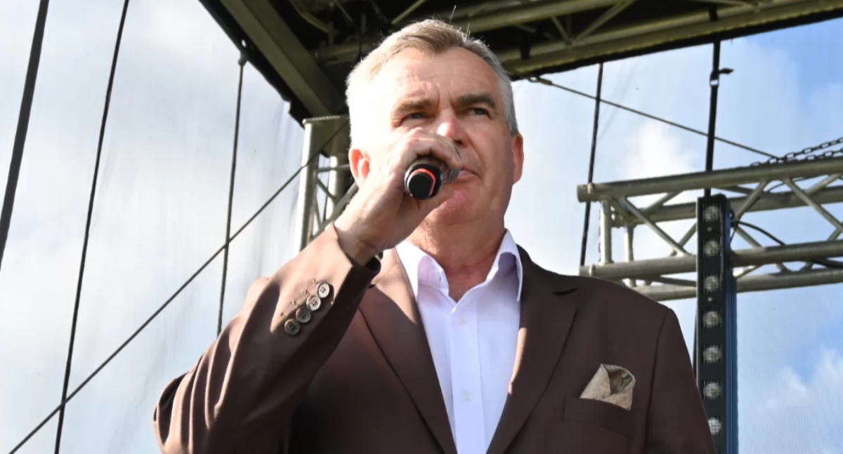 Ludzie_, Radni znów pieniądzach Burmistrz Izbicy Kujawskiej kolejną podwyżką - zdjęcie, fotografia