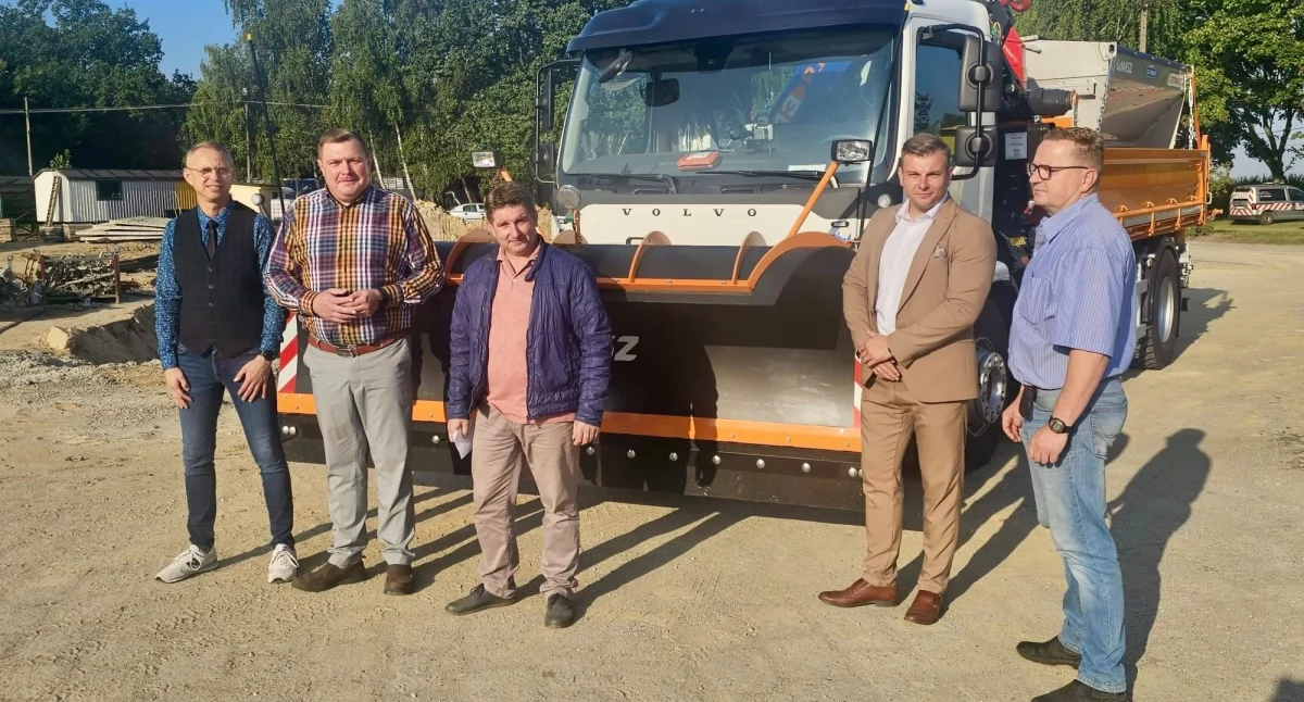 Fot. Budowa nowej siedziby PZD. Na zdjęciu: Krzysztof Górecki dyrektor PZD ze starostą włocławskim Romanem Gołębiewskim i pracownikami