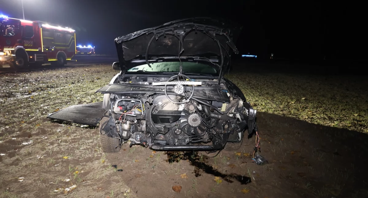 Policja - komunikaty policyjne, Pijany uprawnień wjechał samochód - zdjęcie, fotografia