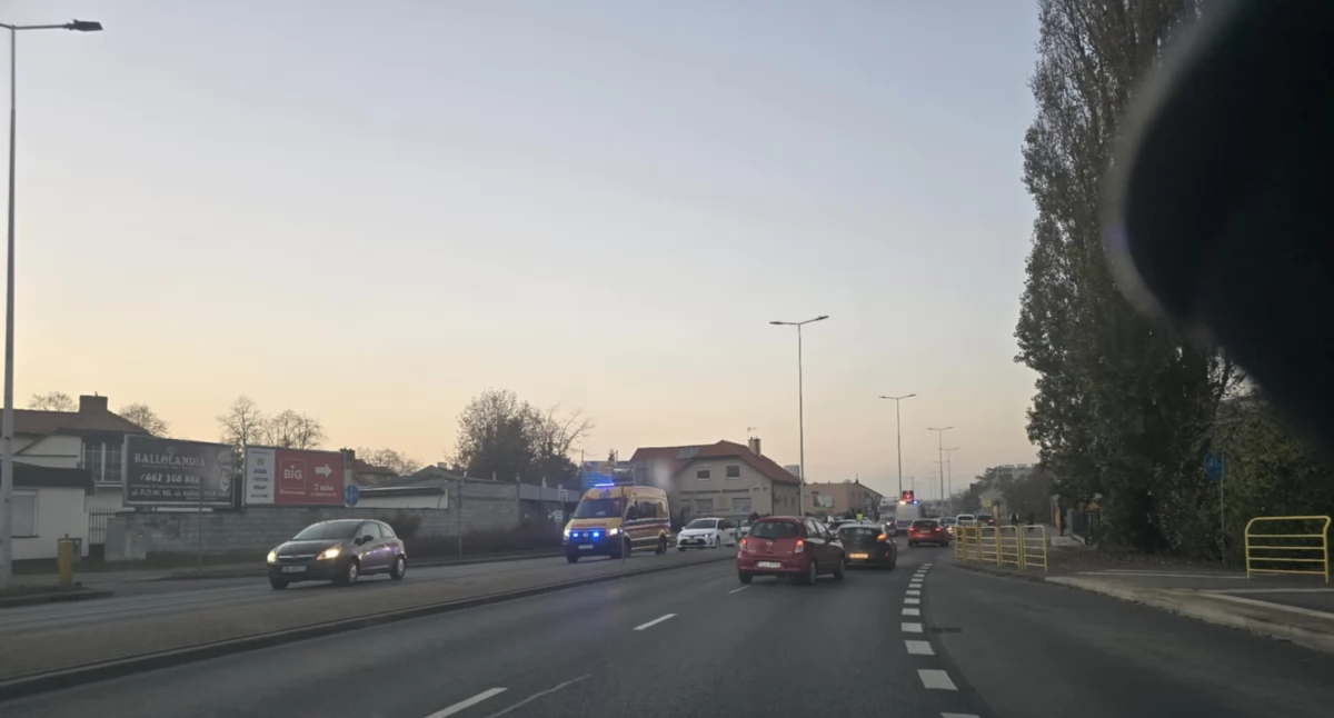 Policja - komunikaty policyjne, Wypadek ulicy Okrzei Włocławku miejscu służby ratunkowe - zdjęcie, fotografia