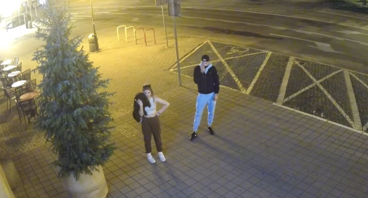 Policja - komunikaty policyjne, Zniszczyli drzwi hotelu centrum Włocławka! Policja prosi pomoc ujęciu - zdjęcie, fotografia