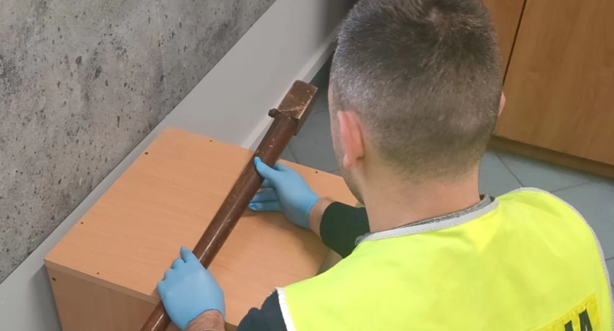 Policja - komunikaty policyjne, Groził ludziom maczetą która okazała nogą stołu - zdjęcie, fotografia