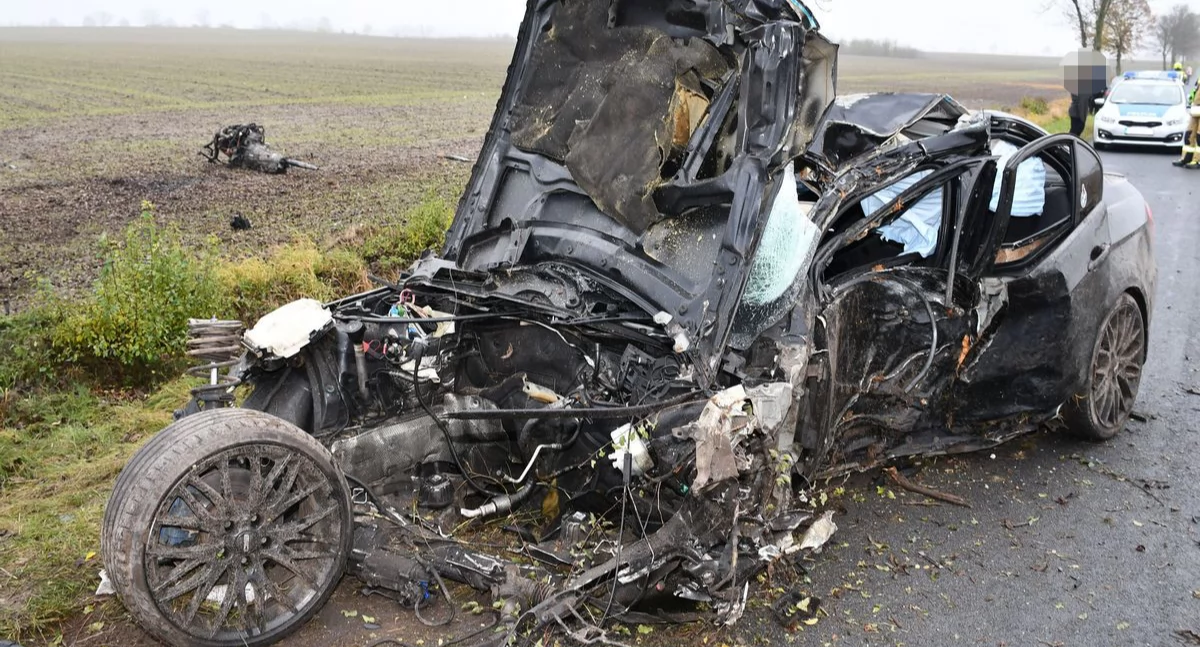 Policja - komunikaty policyjne, Potężne uderzenie drzewa Silnik koło wyrwane pojazdu [ZDJĘCIA] - zdjęcie, fotografia