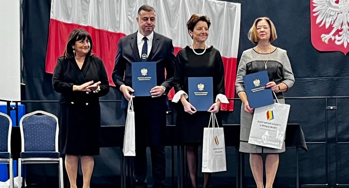 Szkoły średnie, Uroczyste wręczenie stypendiów Prezesa Ministrów Chodczu - zdjęcie, fotografia