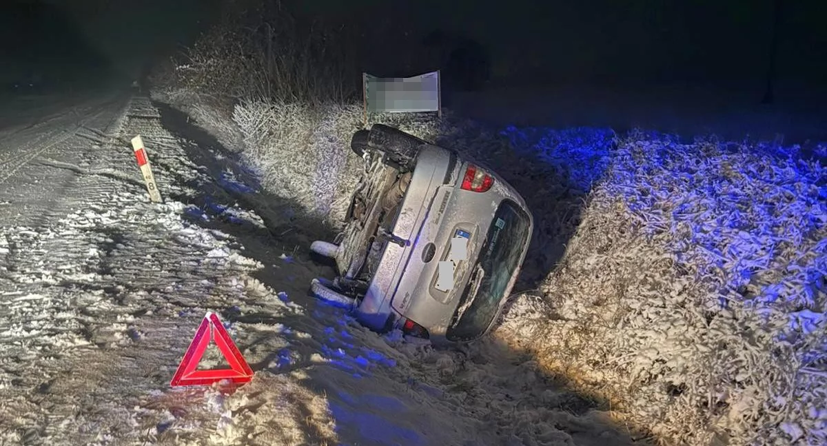 Policja - komunikaty policyjne, Śliska nawierzchnia zaskoczyła kierującą dachowało - zdjęcie, fotografia