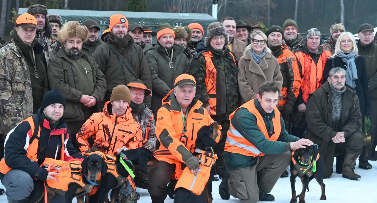 Ludzie_, Myśliwi świętowali Wistce Szlacheckiej - zdjęcie, fotografia