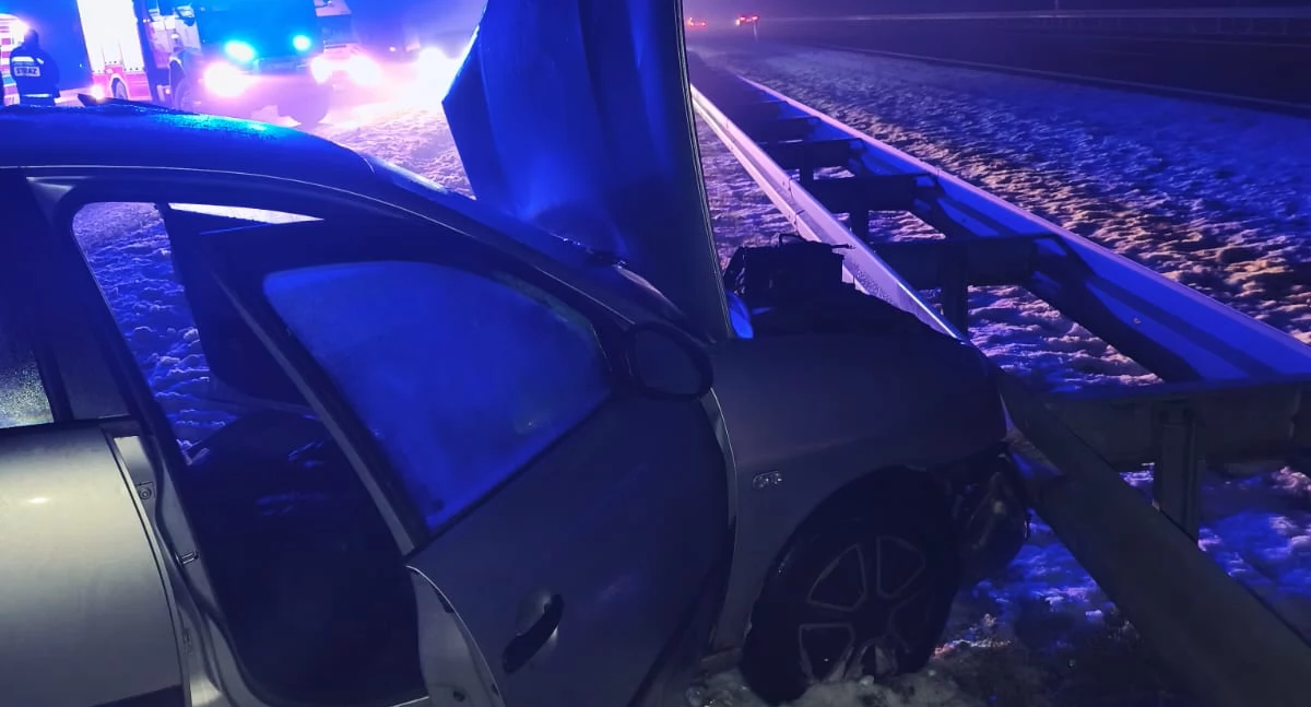 Wypadki drogowe, Osobówka uderzyła bariery Jedna osoba poszkodowana - zdjęcie, fotografia