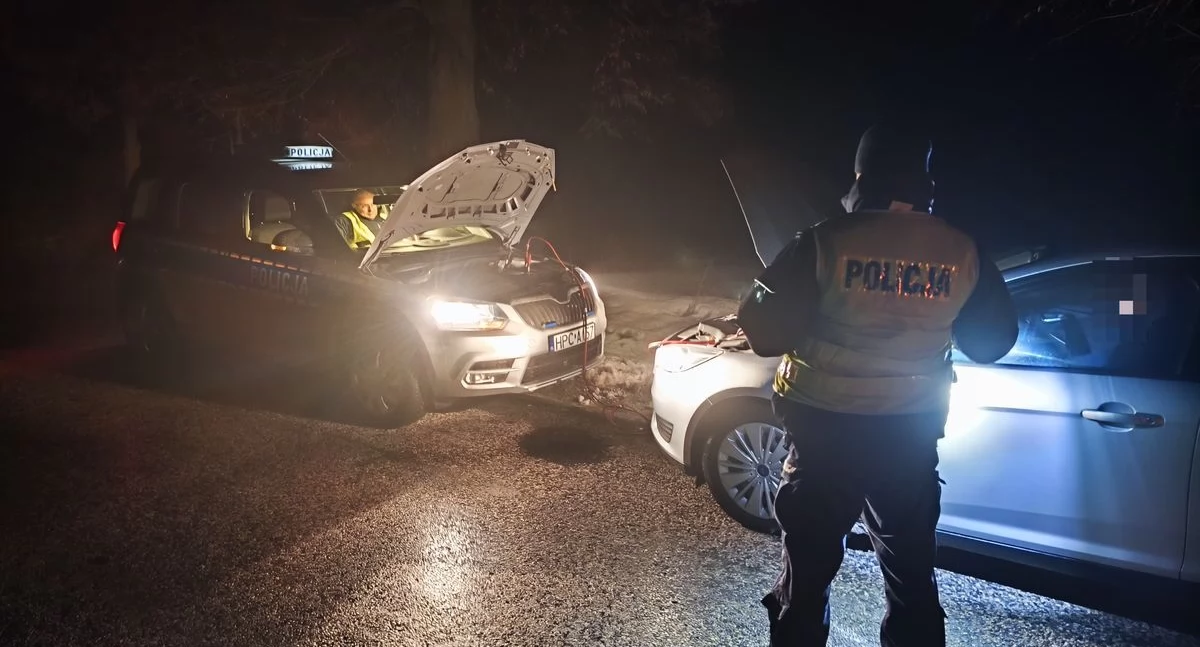 Policja - komunikaty policyjne, Rodzina utknęła nocą mrozie Policjanci pomogli latce rodzinie wrócić - zdjęcie, fotografia
