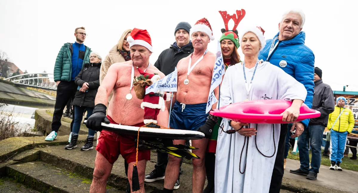 Pływanie, Mikołajkowe przepływanie Wisły Włocławku dziesiąty Morsy znów przyciągnęły tłumy - zdjęcie, fotografia